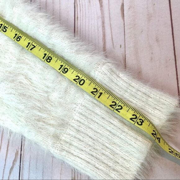 Rare GAP Fuzzy White Sweater Size Small - Picture 9 of 10